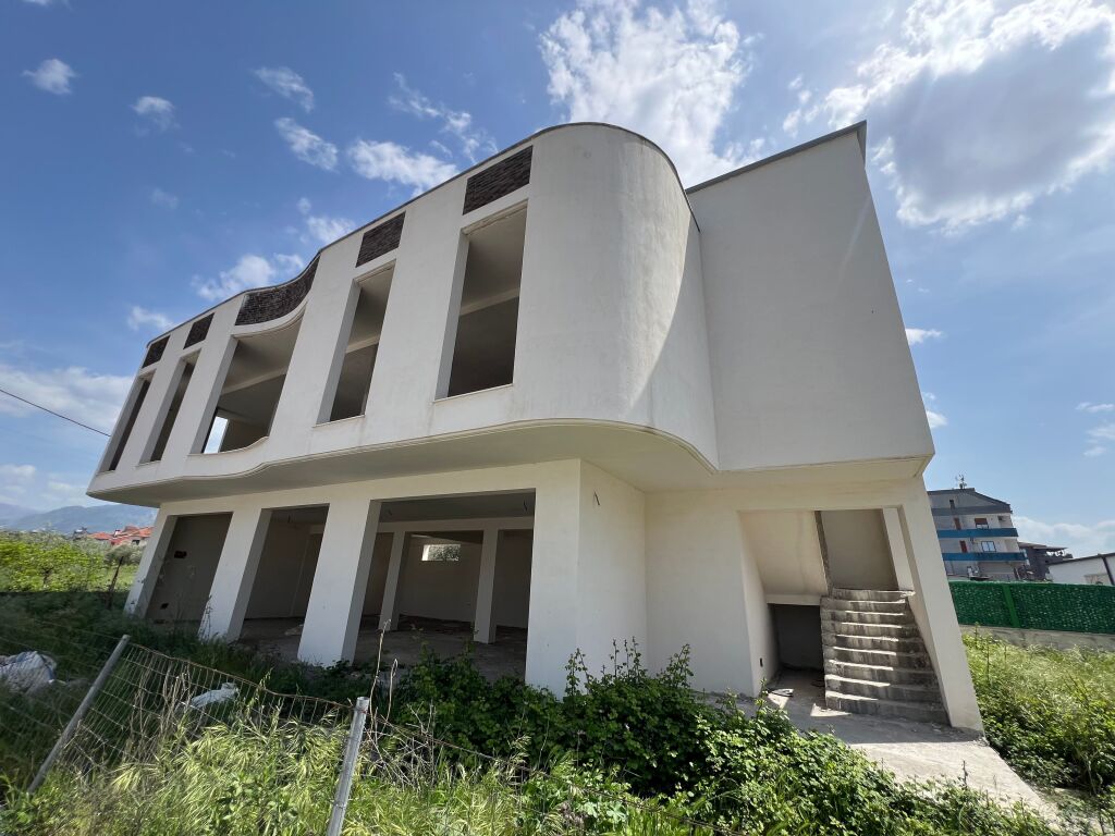 🏢 Jepet me qera godinë 2-katëshe në Kamëz.