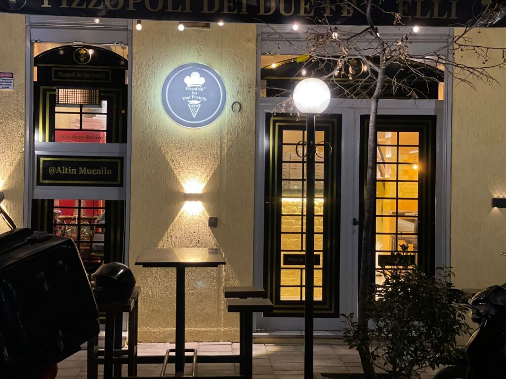 🔥 Jepet me Qera – Pizzeria Ready Business 🔥 400€/muaj   📍 Përballë Delijorgjit 📌 Rruga Stavri Themeli  🍕 Ambient modern dhe i investuar 📐 50 m²