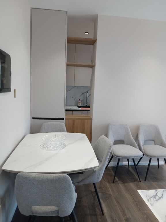 🏡 For Rent | Jepet me Qira – Apartament 2+1 Jepet me qira afatgjatë apartament 2+1, i sapomobiluar, i vendosur tek 🏨 Hotel Salvadore, Vlorë 🌊