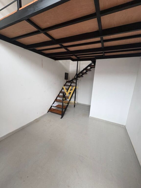 AFFITTASI NEGOZIO DUPLEX 32 M2 PRESSO IL COMUNE DI PARIGI 450 EURO