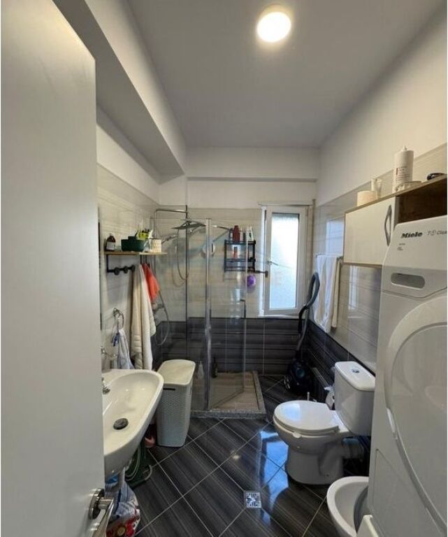 Qera, Apartament 2+1+2 + 2 Poste Parkimi, Liqeni i Thatë ,Tirane .