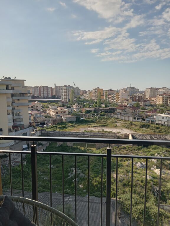 🏡 For Rent | Jepet me Qira – Apartament 2+1 Jepet me qira afatgjatë apartament 2+1, i sapomobiluar, i vendosur tek 🏨 Hotel Salvadore, Vlorë 🌊