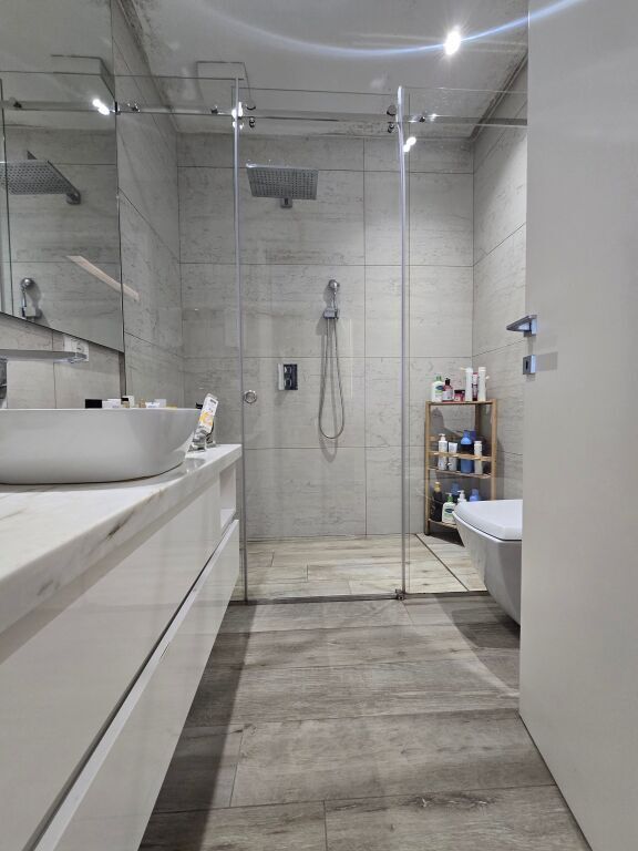 Shitet apartament 3+1+2 tek Kompleksi Delijorgji
