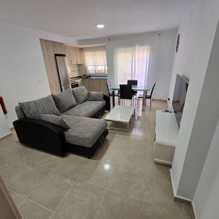 Prane Bulevardit te Ri, jepet me qera apartament 2+1 !