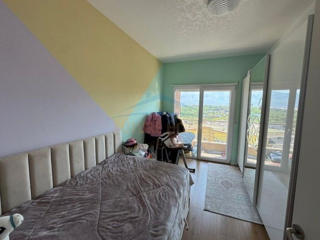 Qera, Apartament 2+1+2 + 2 Poste Parkimi, Liqeni i Thatë ,Tirane .