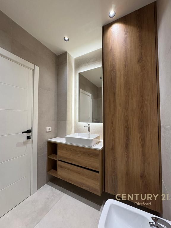 Apartament 1+1+Post Parkimi me qira te Shkolla e Kuqe