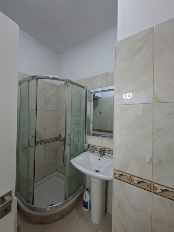 🏠 Me Qera: Super Apt. 1+1 &amp; 1 Bllk (📍Qendër - Rr. Kavajës)🔥 Super vendndodhje || 5 min nga Qendra | 80,000 Lekë / Muaj💶