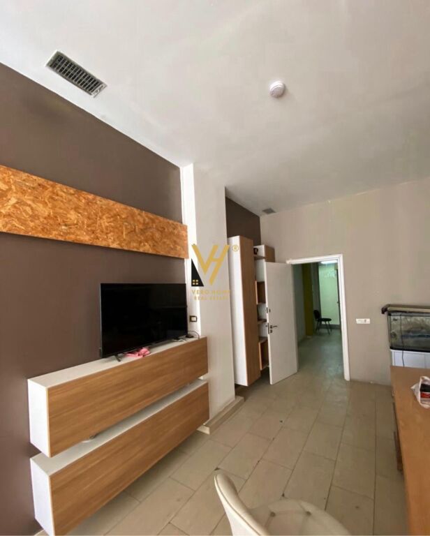 JEPET ZYRE 60 M2 ME QIRA TE RRUGA E KAVAJES 1.200 EURO