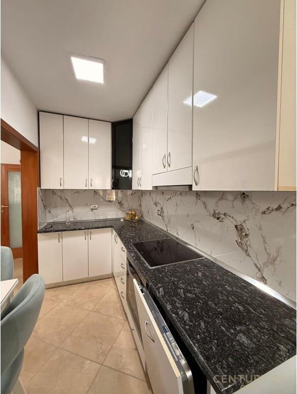 MONOLOCALE IN VENDITA, VICINO ALL'AMBASCIATA AMERICANA, TIRANA!