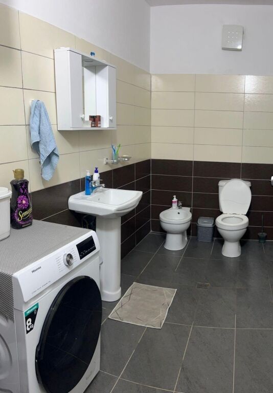 Shitet apartament 2+1 Kamez