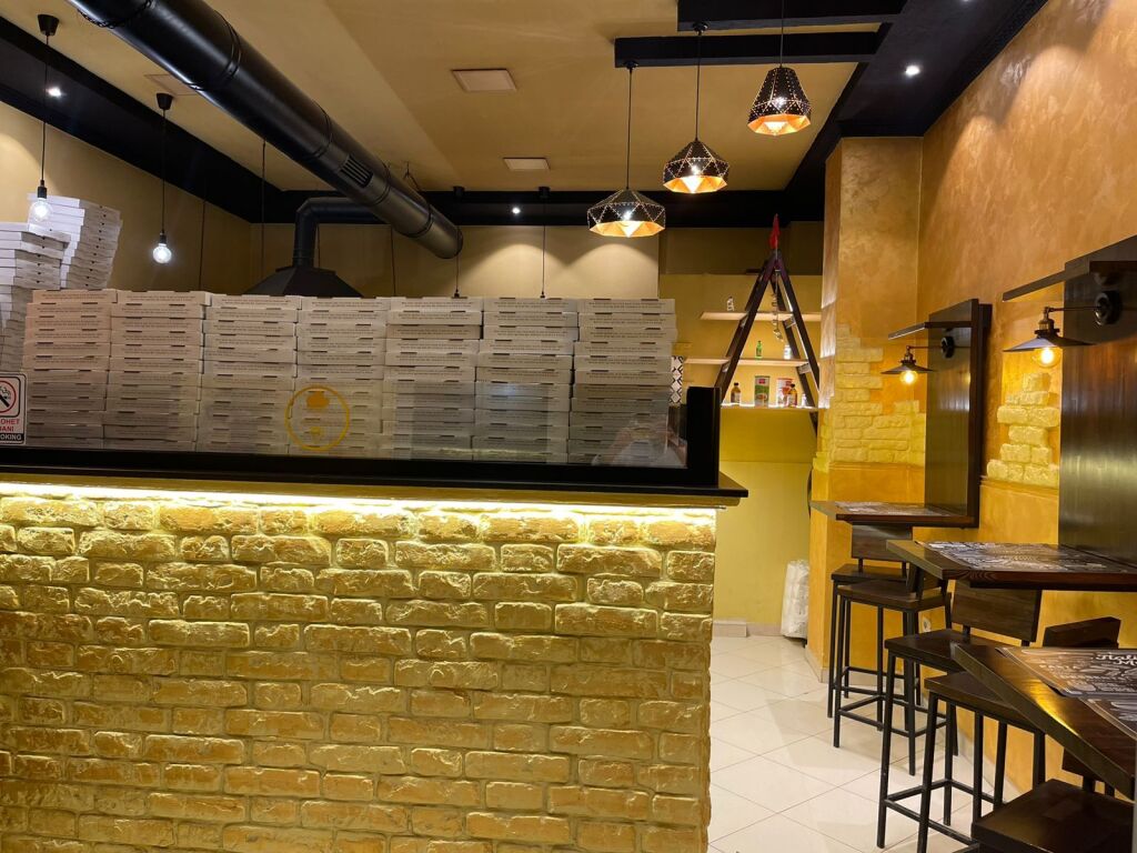 🔥 Jepet me Qera – Pizzeria Ready Business 🔥 400€/muaj   📍 Përballë Delijorgjit 📌 Rruga Stavri Themeli  🍕 Ambient modern dhe i investuar 📐 50 m²