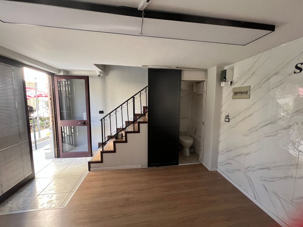 🏢 Ambient Duplex me Pamje nga Rruga – Rruga e Durrësit, përballë “Kafe Flores” 📍