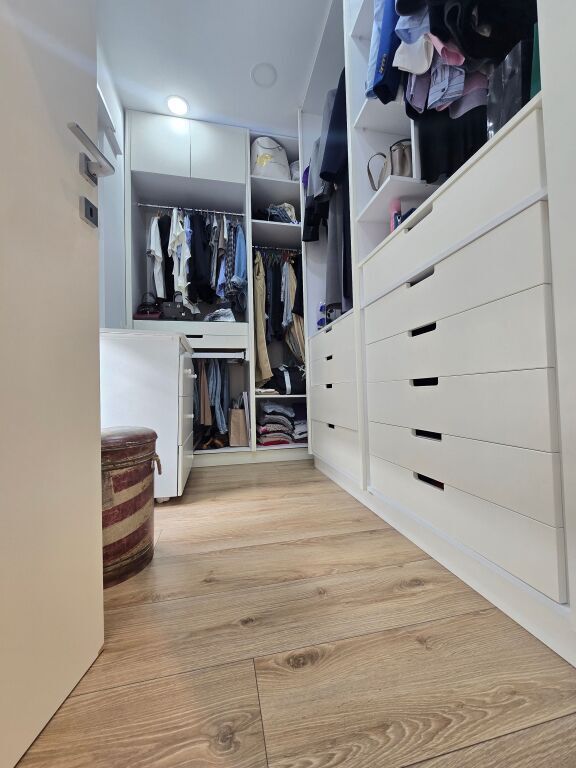 Shitet apartament 3+1+2 tek Kompleksi Delijorgji