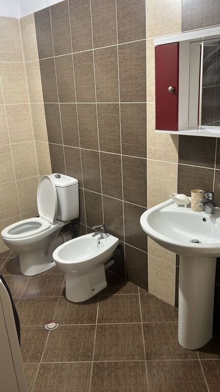 Jepet me qera apartamenti  2+1 +2 ballkone