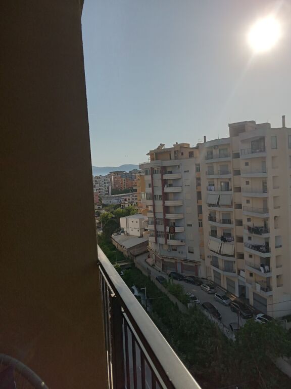 🏡 For Rent | Jepet me Qira – Apartament 2+1 Jepet me qira afatgjatë apartament 2+1, i sapomobiluar, i vendosur tek 🏨 Hotel Salvadore, Vlorë 🌊