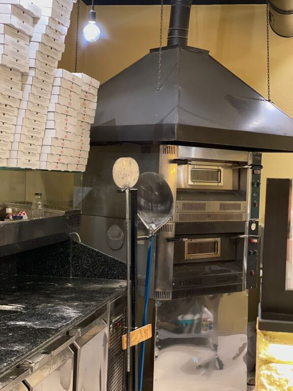🔥 Jepet me Qera – Pizzeria Ready Business 🔥 400€/muaj   📍 Përballë Delijorgjit 📌 Rruga Stavri Themeli  🍕 Ambient modern dhe i investuar 📐 50 m²