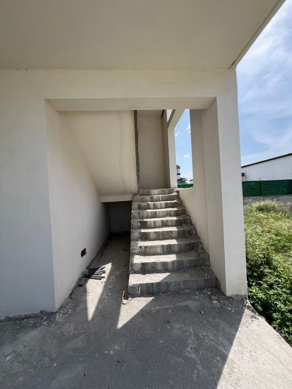 🏢 Jepet me qera godinë 2-katëshe në Kamëz.