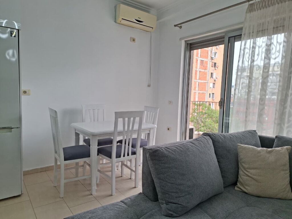🏠 Me Qera: Super Apt. 1+1 &amp; 1 Bllk (📍Qendër - Rr. Kavajës)🔥 Super vendndodhje || 5 min nga Qendra | 80,000 Lekë / Muaj💶