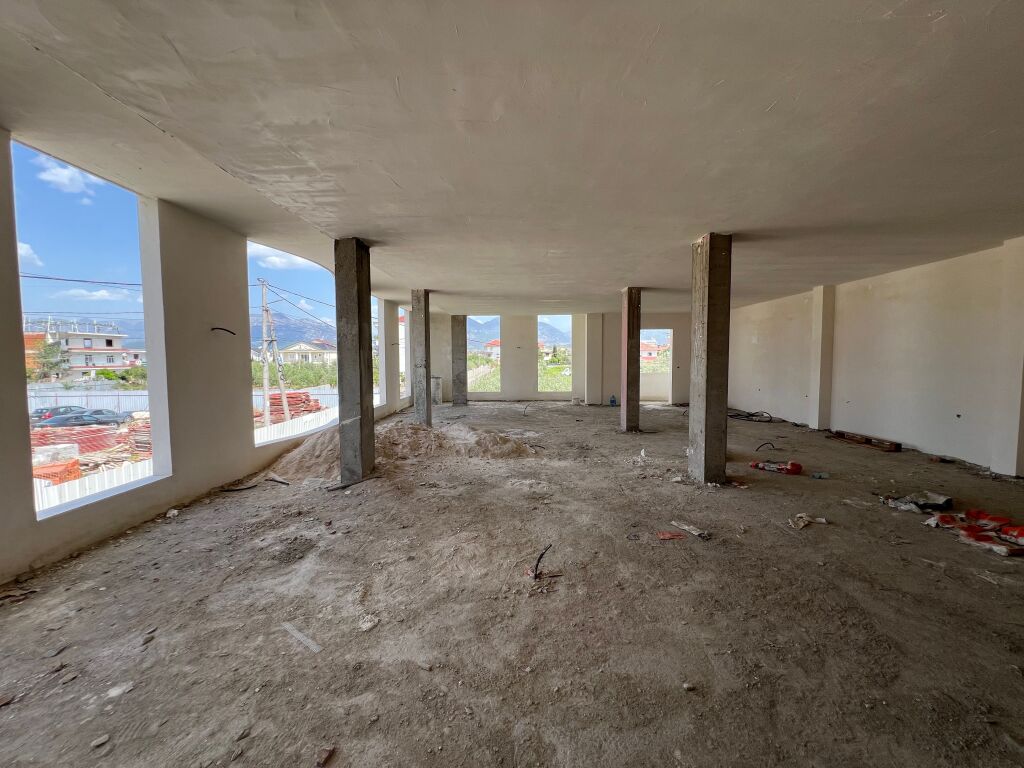 🏢 Jepet me qera godinë 2-katëshe në Kamëz.