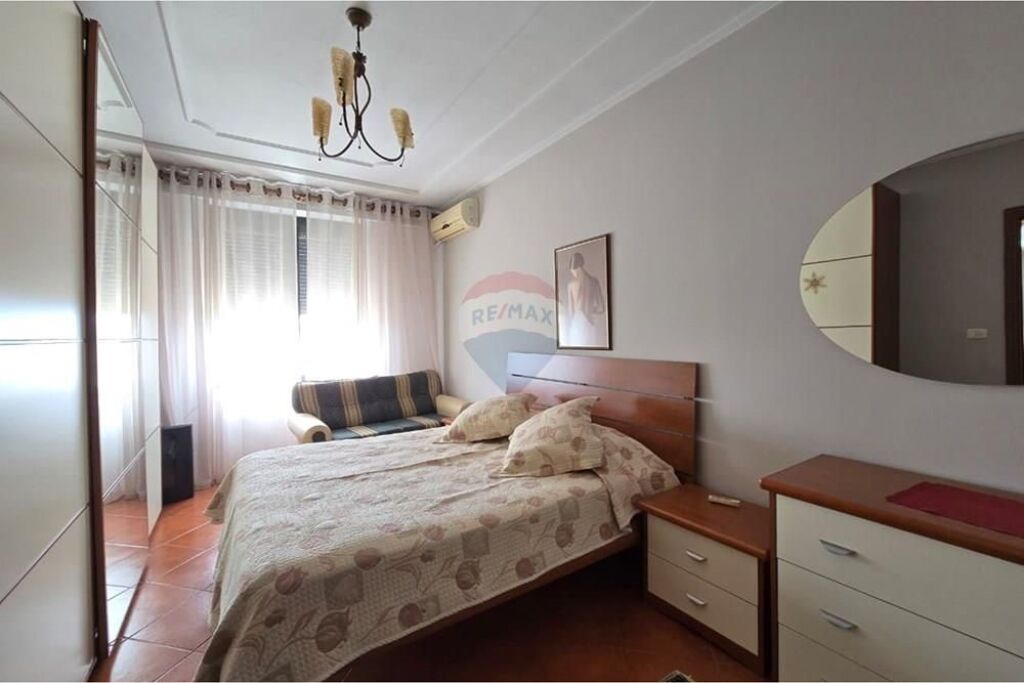Apartament - Për Qira - Rruga Muhamet Gjollesha, Tiranë