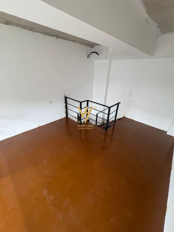 AFFITTASI NEGOZIO DUPLEX 32 M2 PRESSO IL COMUNE DI PARIGI 450 EURO