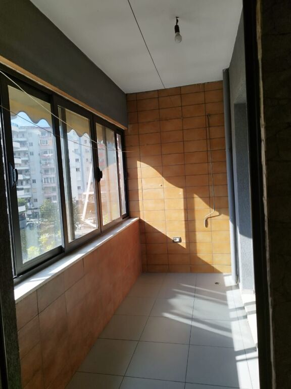 Tirane, apartment 1+1 for rent, 3rd floor, 64 m² 400 €