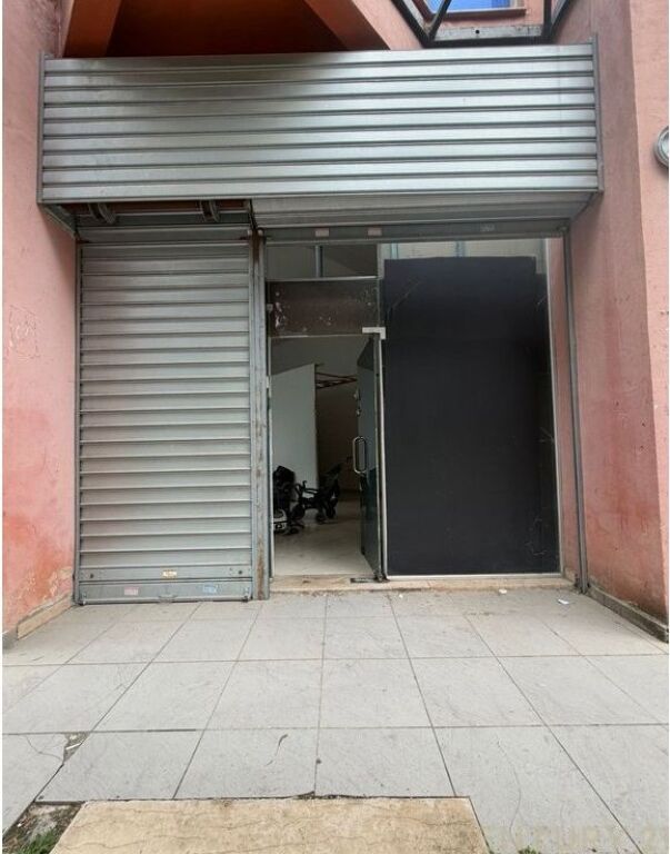 COMMERCIAL UNIT FOR SALE AT THE PARIS MUNICIPALITY BEHIND EHW