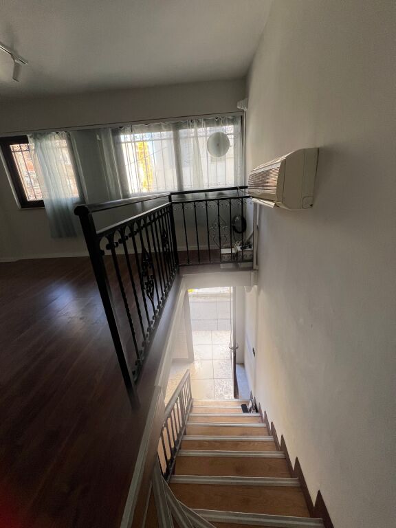 🏢 Ambient Duplex me Pamje nga Rruga – Rruga e Durrësit, përballë “Kafe Flores” 📍