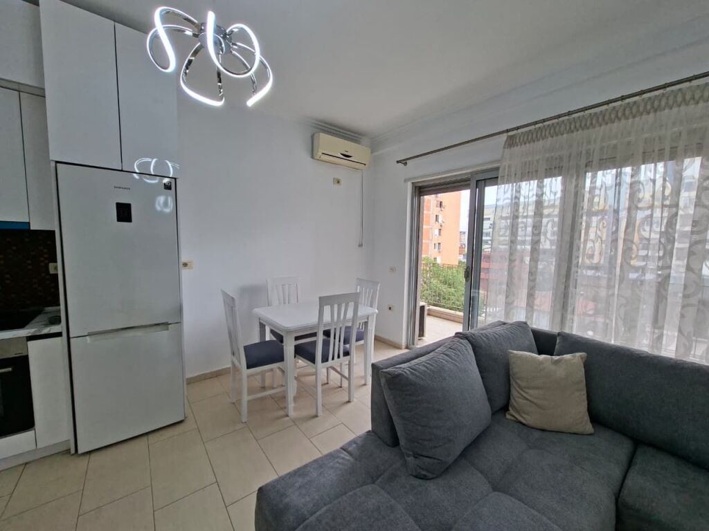 🏠 Me Qera: Super Apt. 1+1 &amp; 1 Bllk (📍Qendër - Rr. Kavajës)🔥 Super vendndodhje || 5 min nga Qendra | 80,000 Lekë / Muaj💶