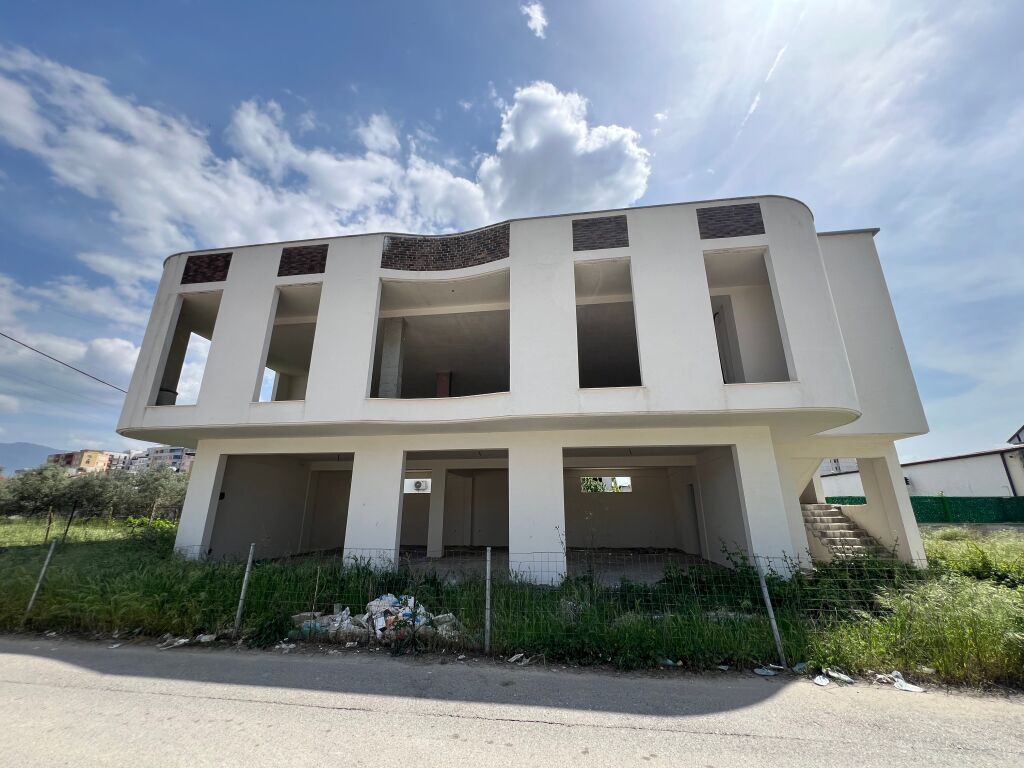 🏢 Jepet me qera godinë 2-katëshe në Kamëz.