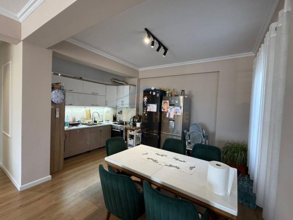 Qera, Apartament 2+1+2 + 2 Poste Parkimi, Liqeni i Thatë ,Tirane .
