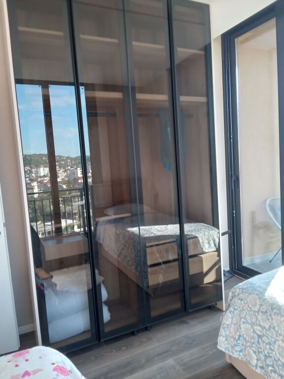 🏡 For Rent | Jepet me Qira – Apartament 2+1 Jepet me qira afatgjatë apartament 2+1, i sapomobiluar, i vendosur tek 🏨 Hotel Salvadore, Vlorë 🌊