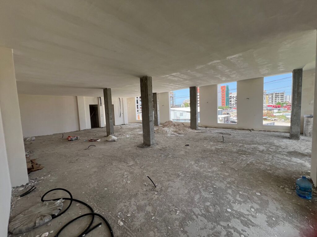 🏢 Jepet me qera godinë 2-katëshe në Kamëz.