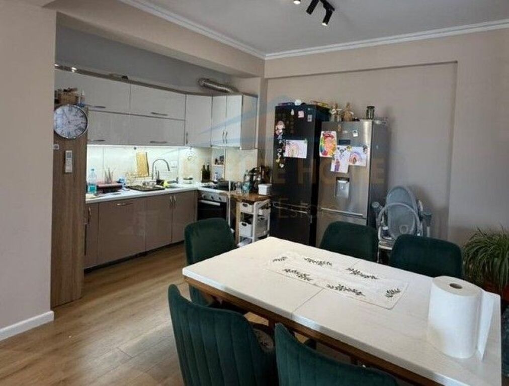 Qera, Apartament 2+1+2 + 2 Poste Parkimi, Liqeni i Thatë ,Tirane .