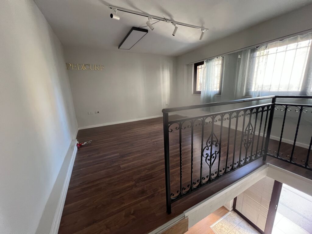 🏢 Ambient Duplex me Pamje nga Rruga – Rruga e Durrësit, përballë “Kafe Flores” 📍