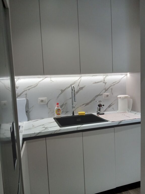 🏡 For Rent | Jepet me Qira – Apartament 2+1 Jepet me qira afatgjatë apartament 2+1, i sapomobiluar, i vendosur tek 🏨 Hotel Salvadore, Vlorë 🌊
