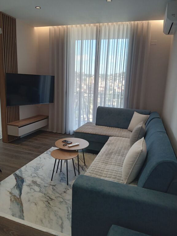 🏡 For Rent | Jepet me Qira – Apartament 2+1 Jepet me qira afatgjatë apartament 2+1, i sapomobiluar, i vendosur tek 🏨 Hotel Salvadore, Vlorë 🌊