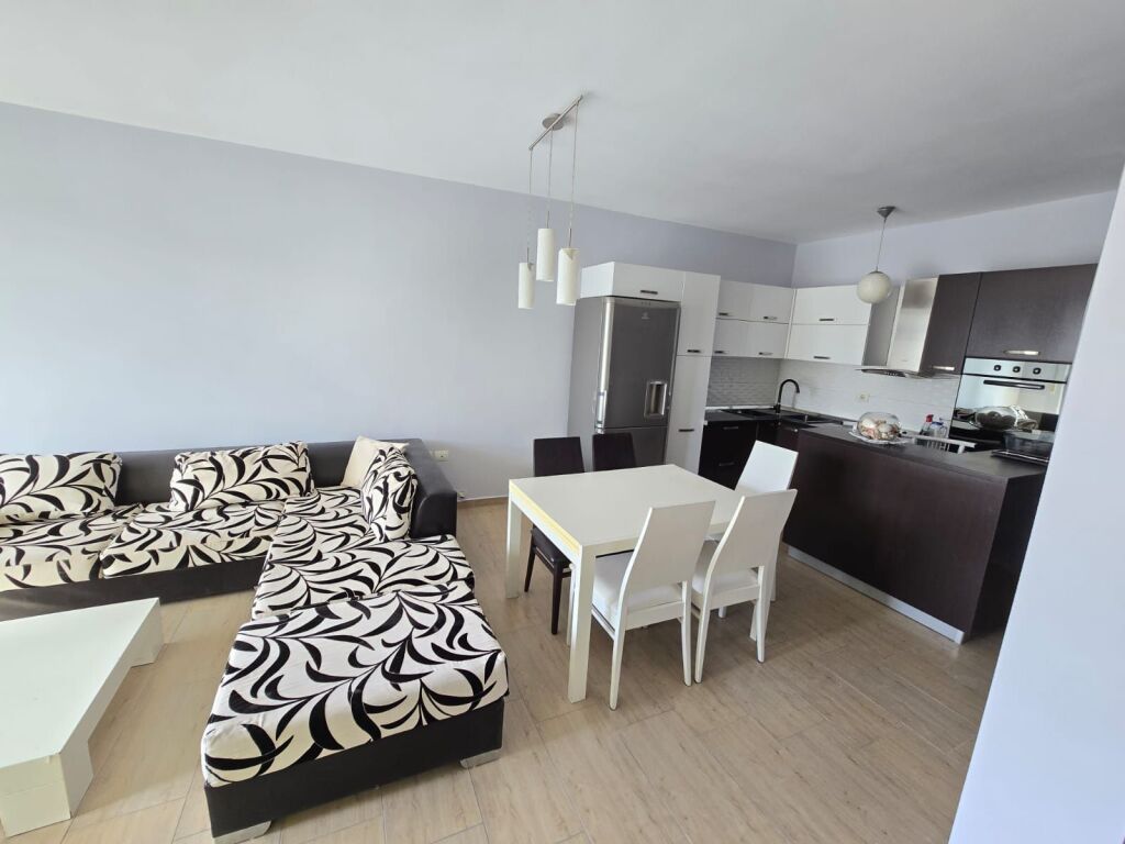 Shitet apartament 2+1+2