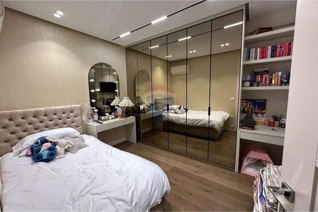 Shitet apartament 3+1 Komuna e Parisit