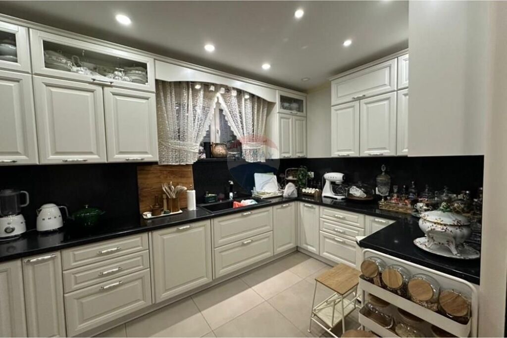 Shitet apartament 3+1 Komuna e Parisit