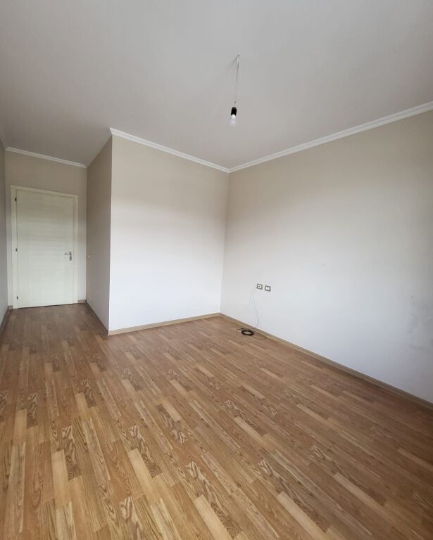 Jepet me qira ambient zyrash me 3 ambiente pune në Astir buzë rrugës kryesore.