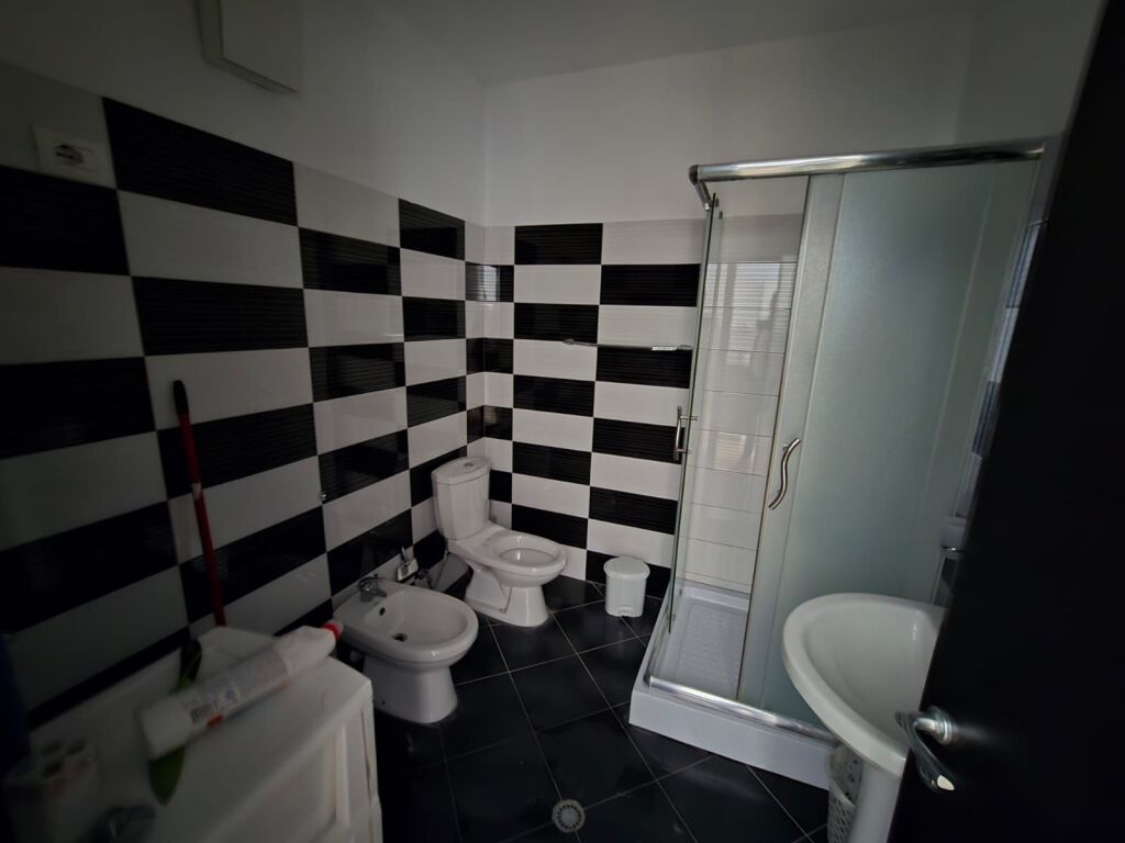 Shitet apartament 2+1+2