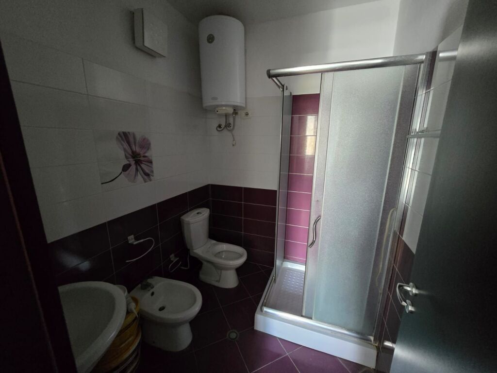 Shitet apartament 2+1+2