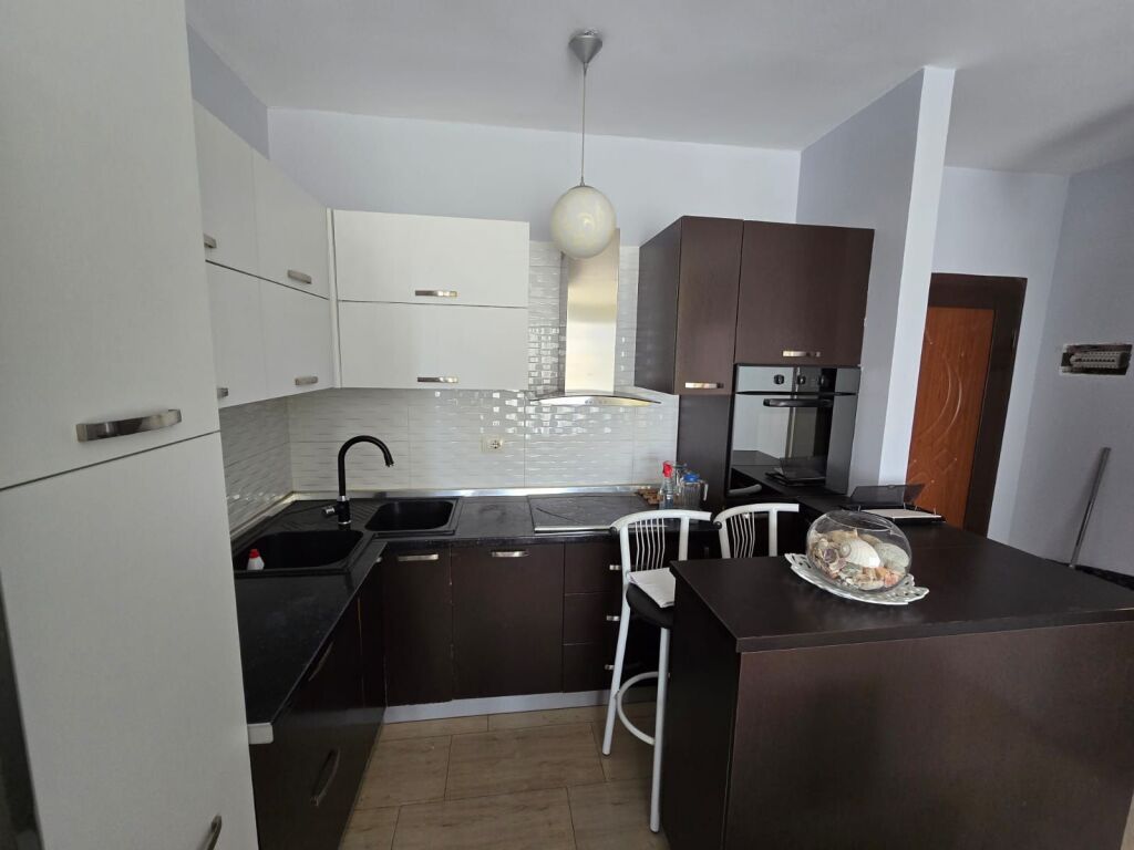 Shitet apartament 2+1+2