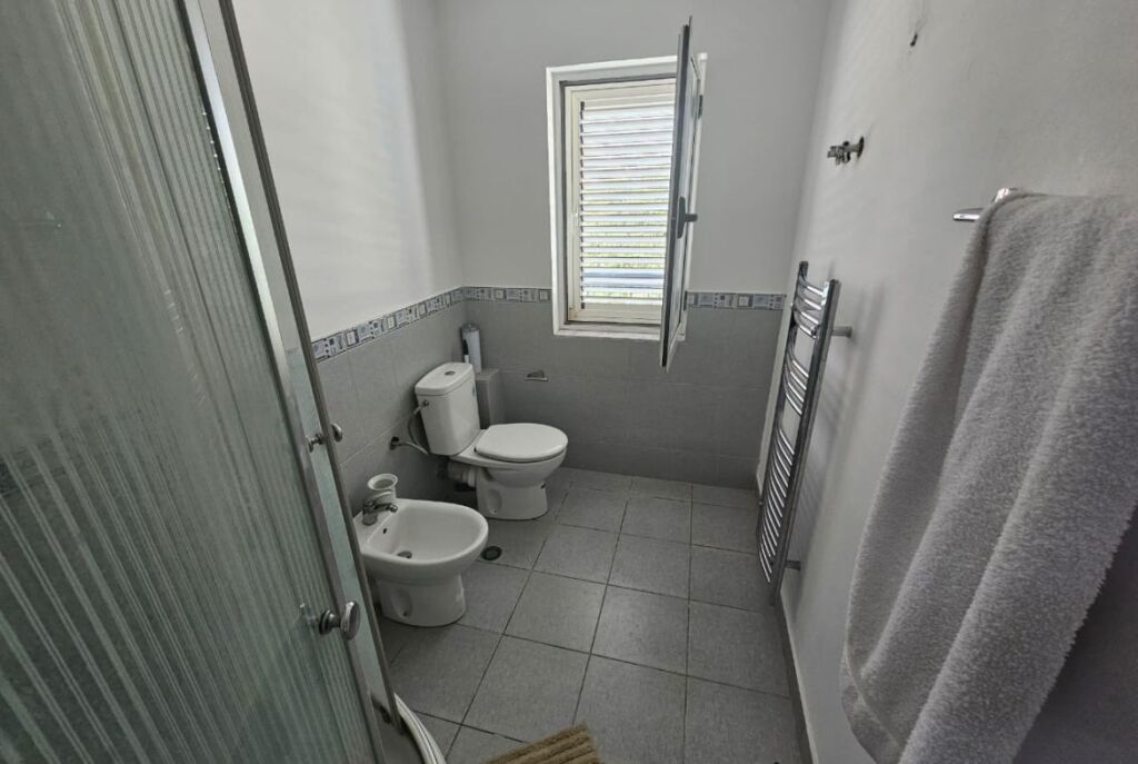 Vile 3 Kateshe Me Qera tek Liqeni i Thate (ID BV22459) Tirane