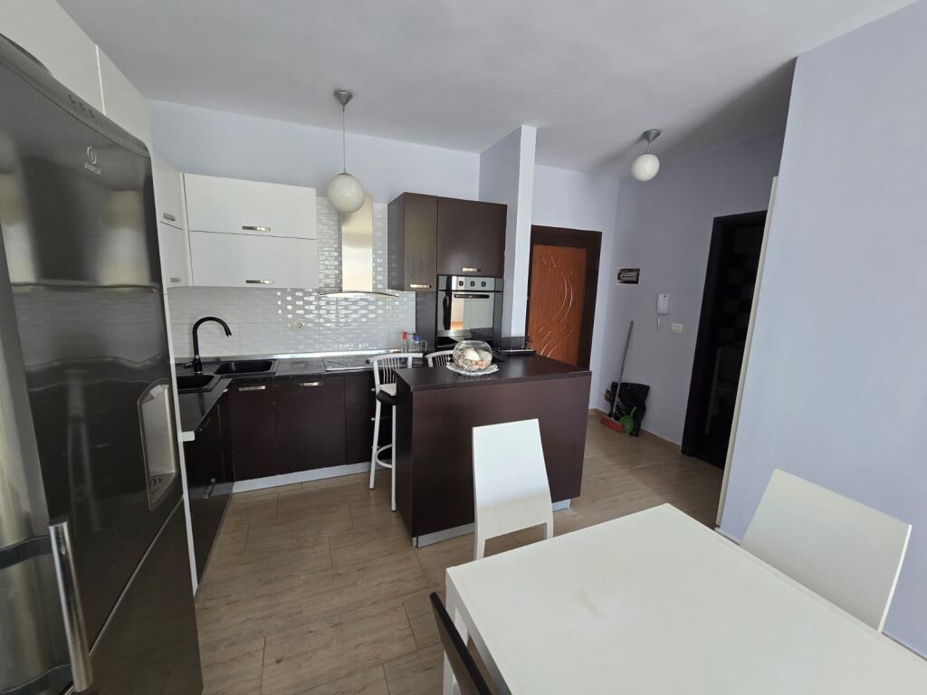 Shitet apartament 2+1+2