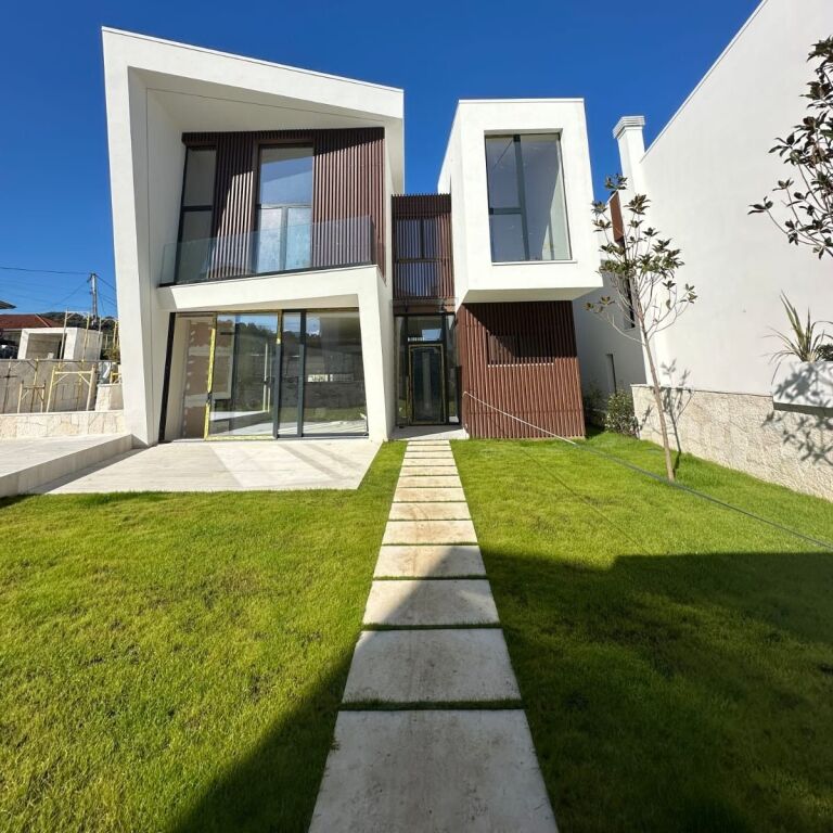 🏡✨ Shitet Vilë 3-Katëshe afër TEG-ut ✨🏡