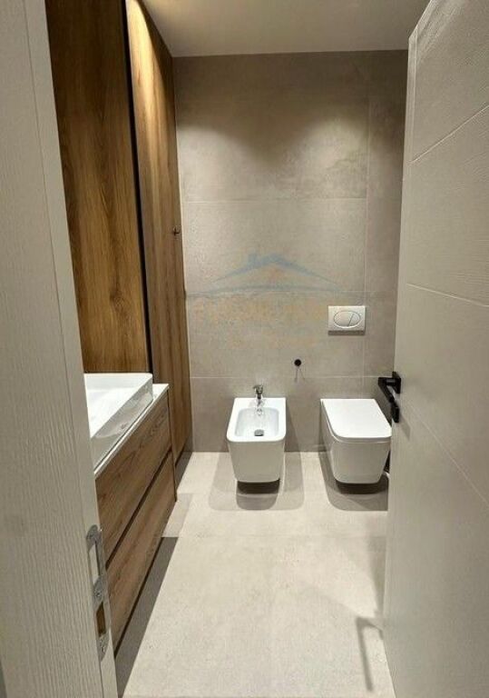 Qera, Apartament 1+1+Post Parkimi, Shkolla e Kuqe, Tirane