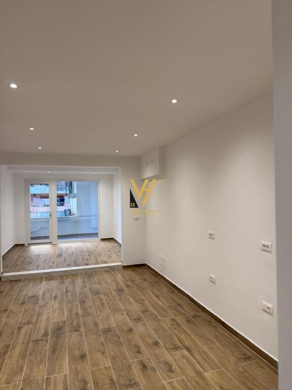 BUSINESS PREMISES FOR SALE 60 M2 AT THE TRAIN STATION 156,000 EURO