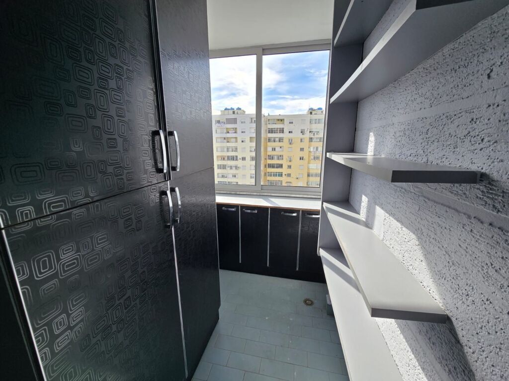 Shitet apartament 2+1+2